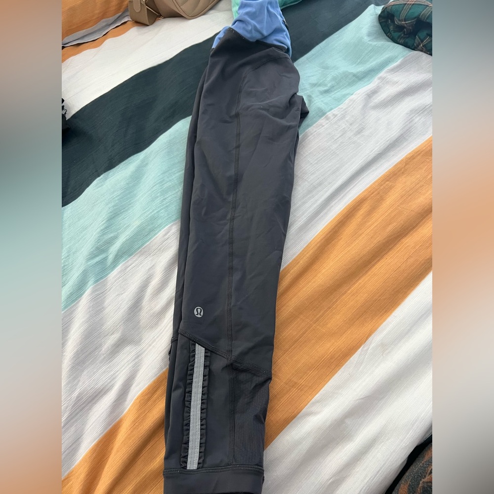 Lululemon leggings no tag. Fit like an 8. I used the tie to tighten